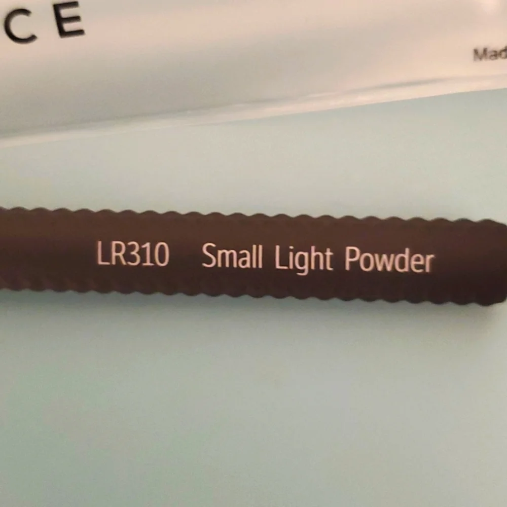 Brand New Laruce Small Light Powder Brush